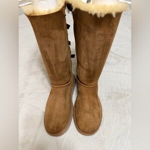 Like NEW! $255 UGG Bailey Bow Tall Tan Chestnut Women's Shearling Boots 8